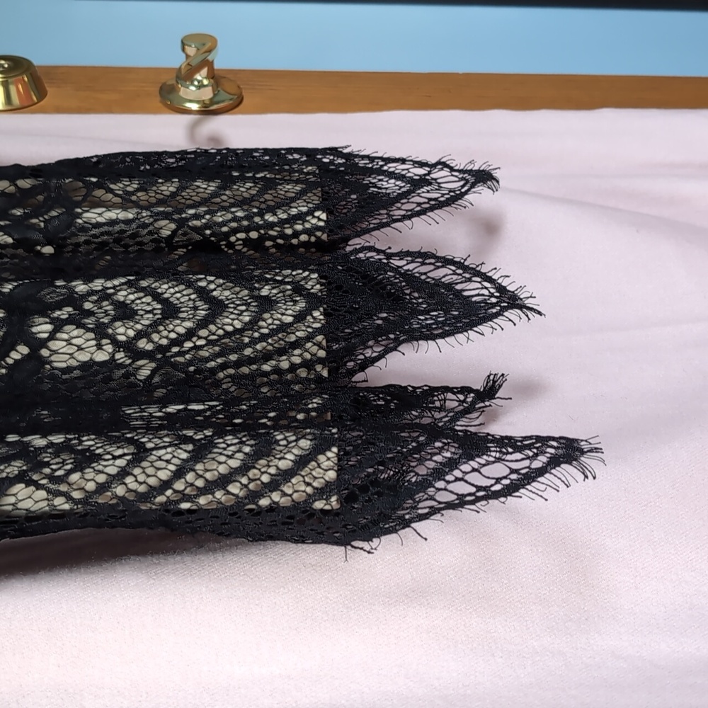 Black lace sleeveless dress - Picture 2 of 5